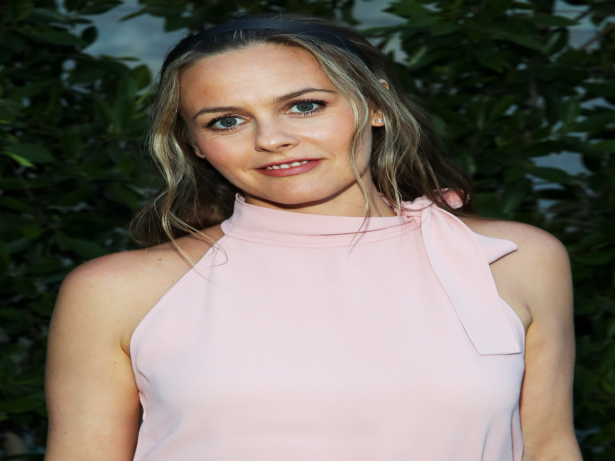 Alicia Silverstone Somehow Both Praises & Shades Wonder Woman At The Same Time