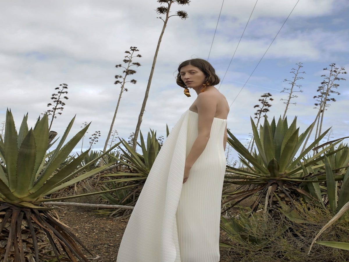 25 Wedding Dresses That Are Perfect For A Beach Bride