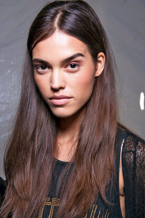 middle part hair style trend