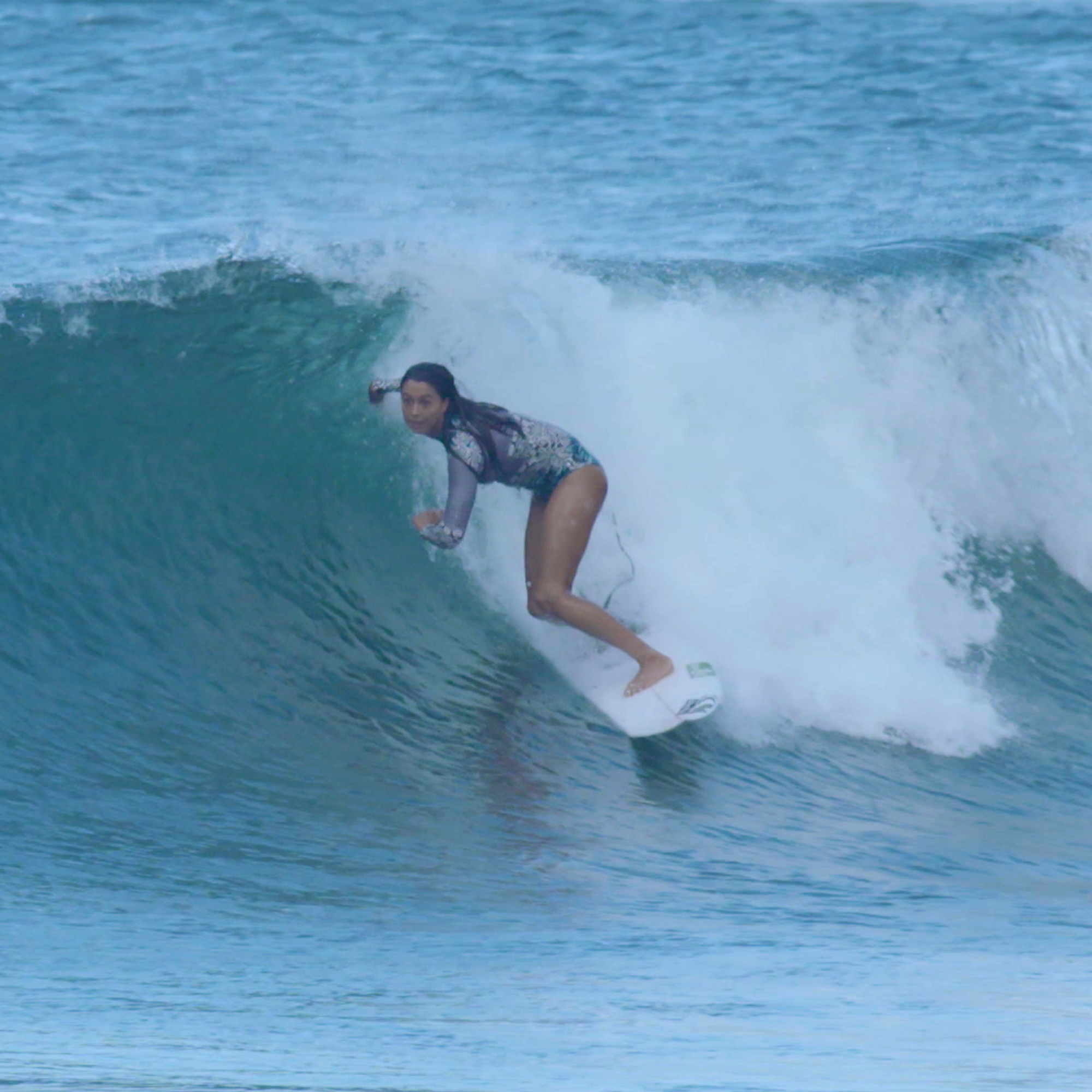 Malia Jones surfing pics foto Malia Jones surfing