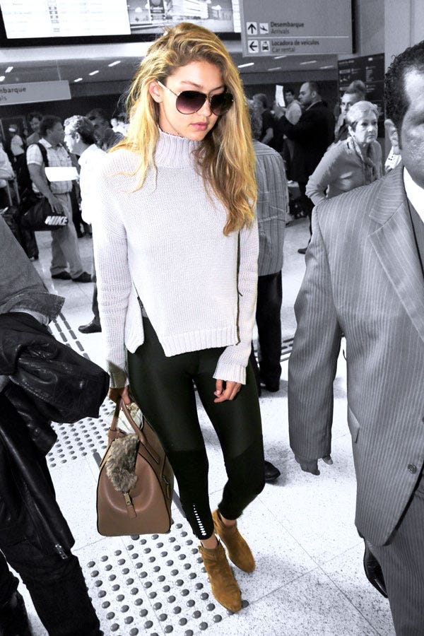Gigi Hadid Workout Leggings Travel Outfit Gigi Hadid Wears Leggings On A Flight It Actually Works