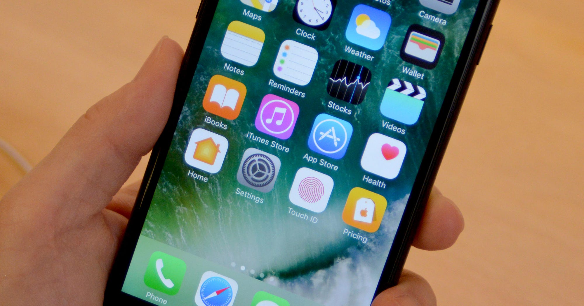 iPhone Users Report iMessage Hack