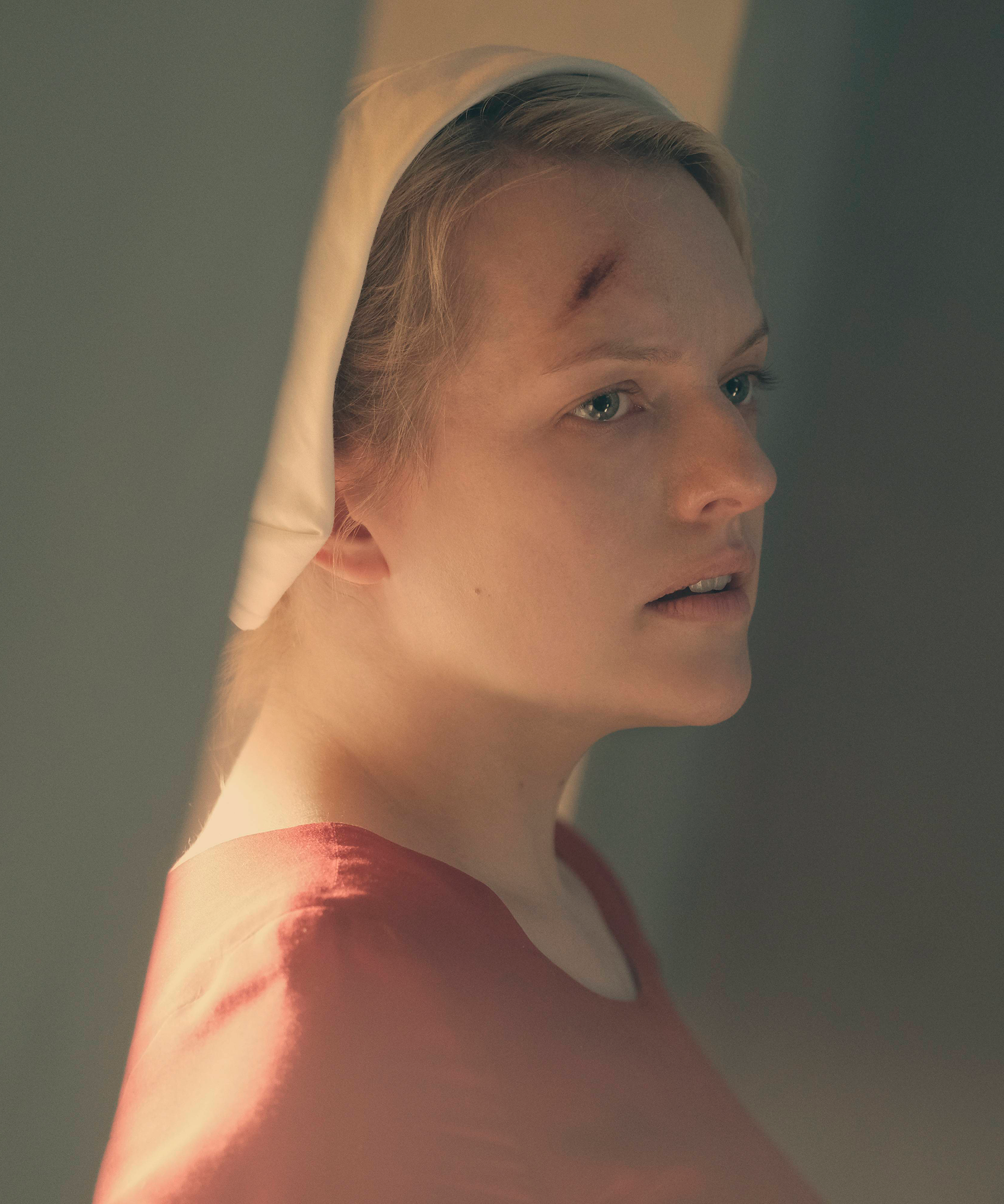 Elisabeth Moss Behind The Scenes Handmaids Tale