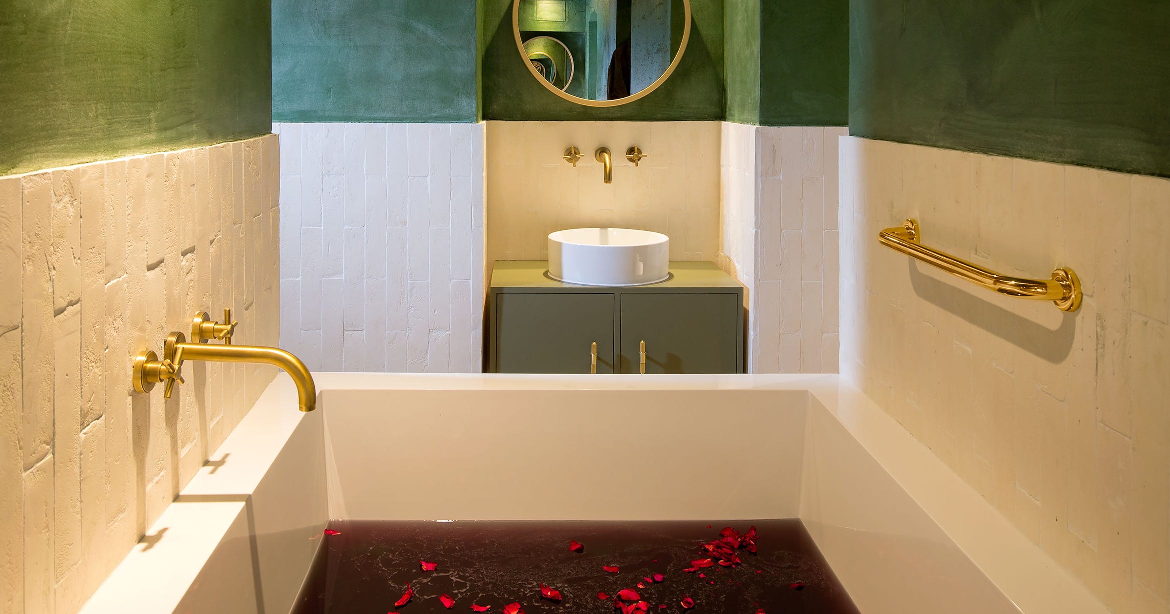 Wine Bath Therapy Trend And Benefits Of Vinotherapy