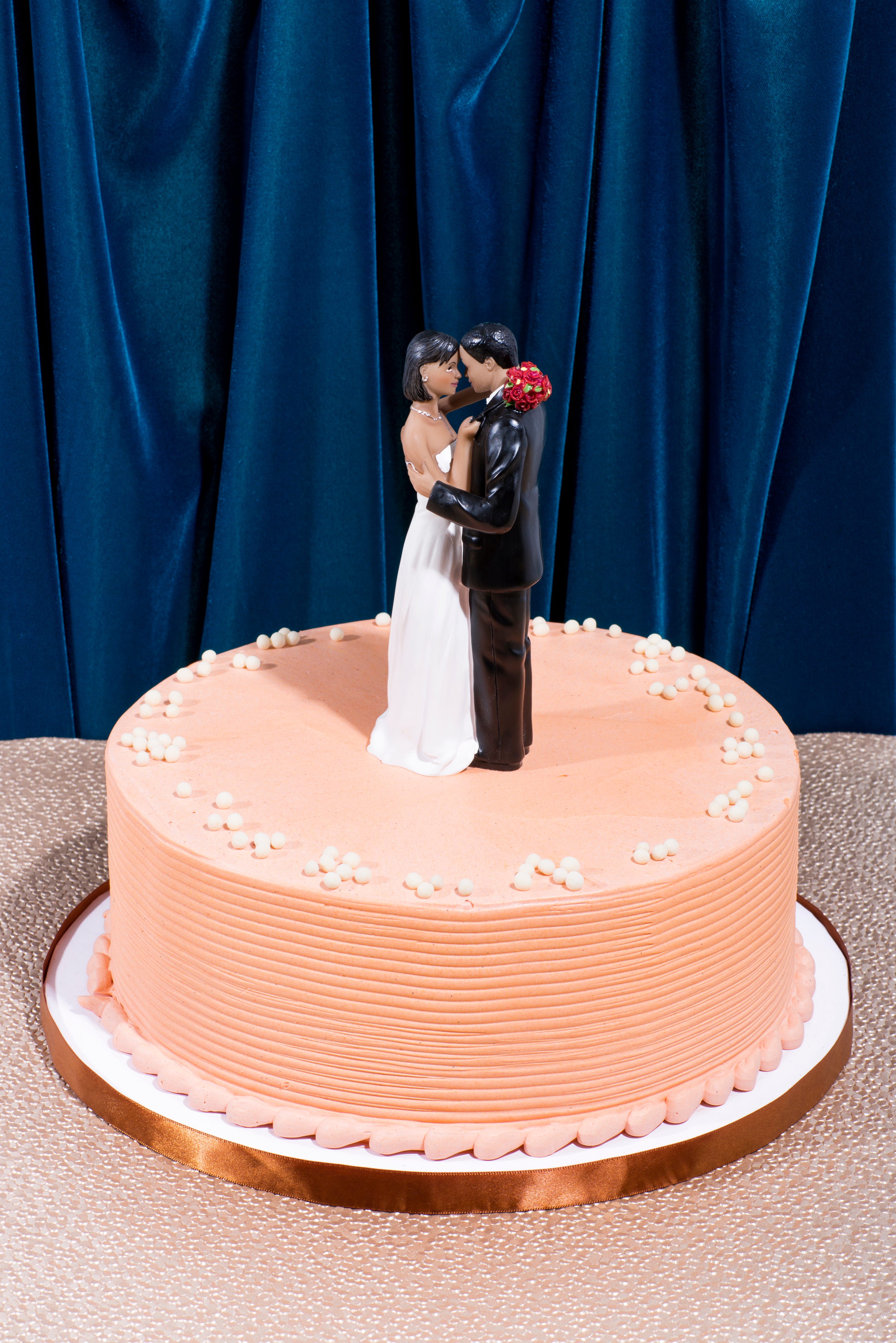 15 Wedding Cake Traditions and Their Significance - Zola Expert Wedding  Advice