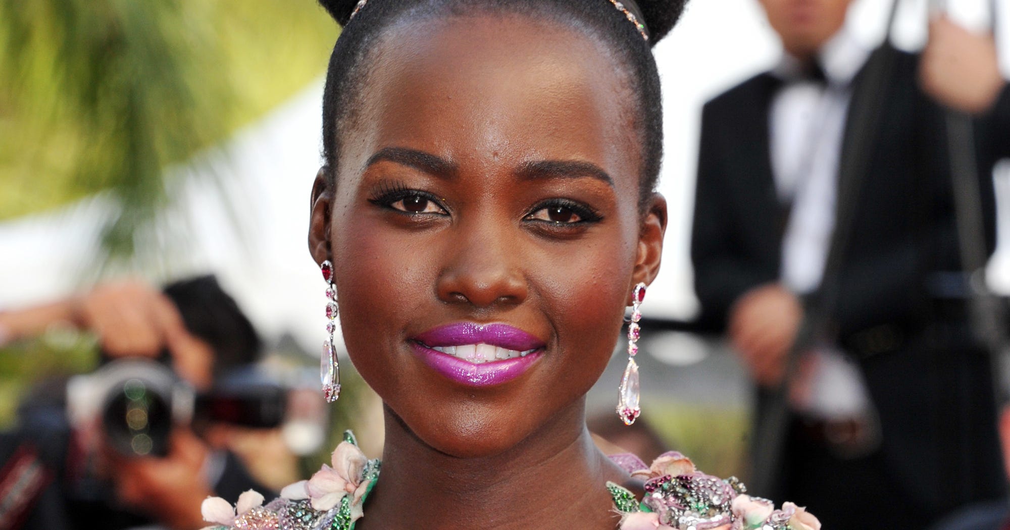 Lupita Nyongo Hair Makeup Trends Bold Lip Natural Hair