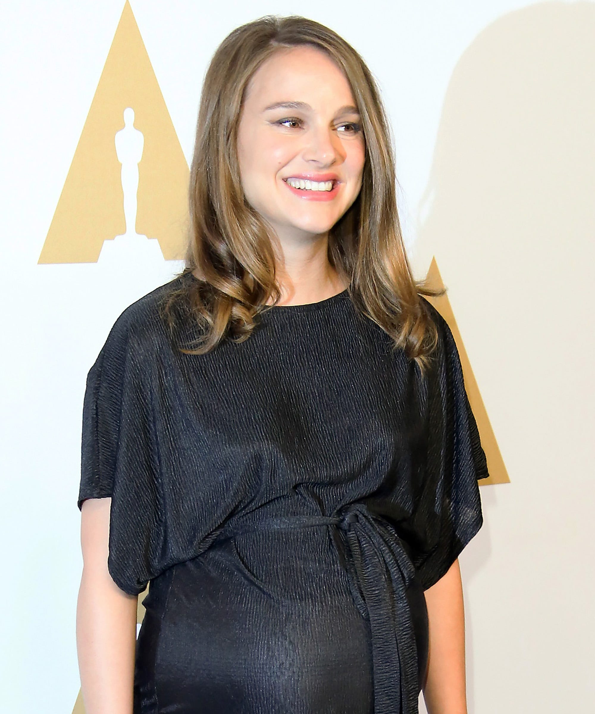 natalie portman pregnant purple dress A stunning and radiant Natalie Portman, pregnant in a purple Rodarte gown, celebrates her Best Actress Oscar win for Black Swan at the 83rd Annual Academy Awards and the subsequent Vanity Fair