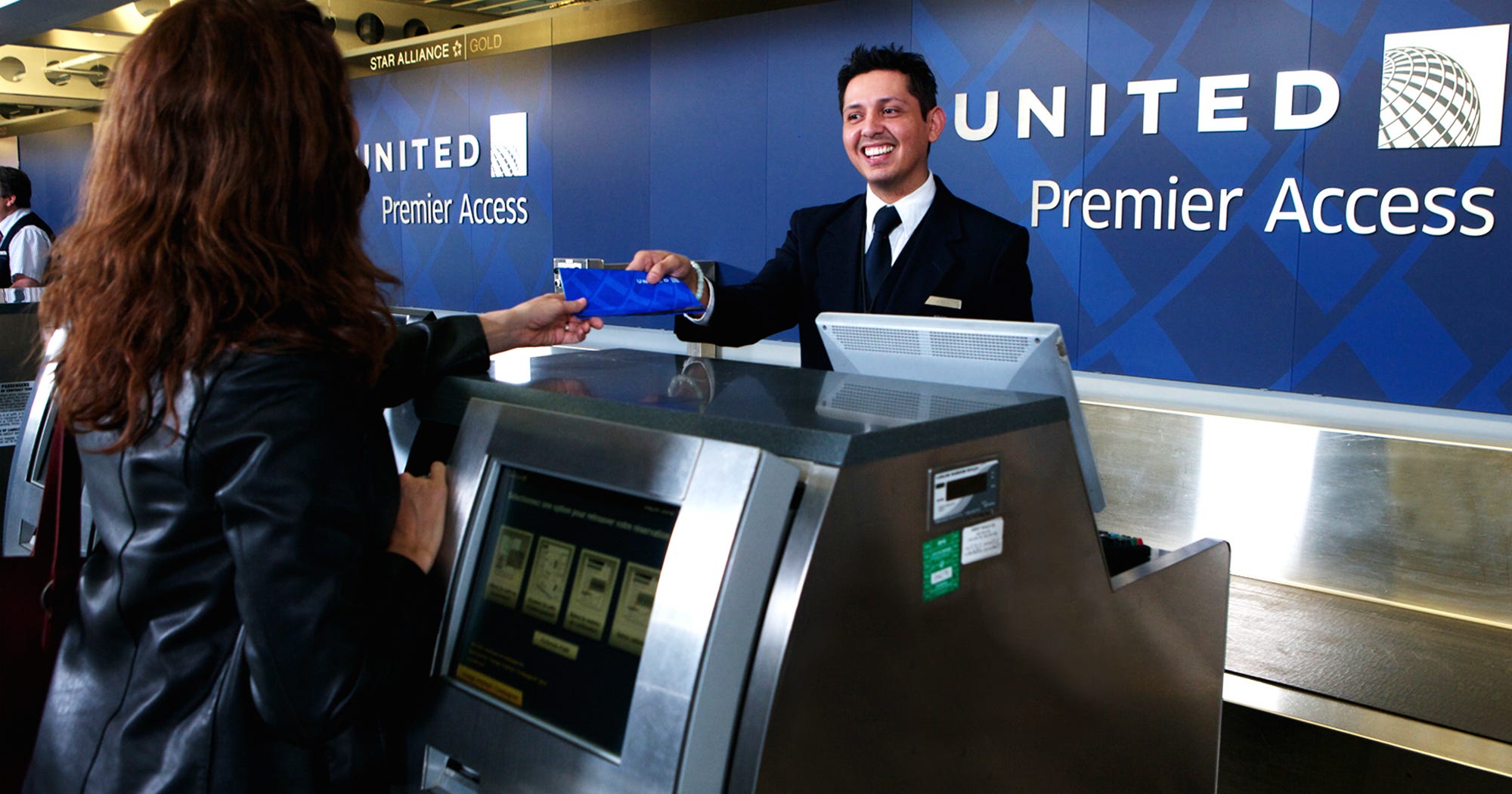 Аэропорт чекин. Check in desk at the airport. Airport registration vector. Early check in. Персонал аэропорта.