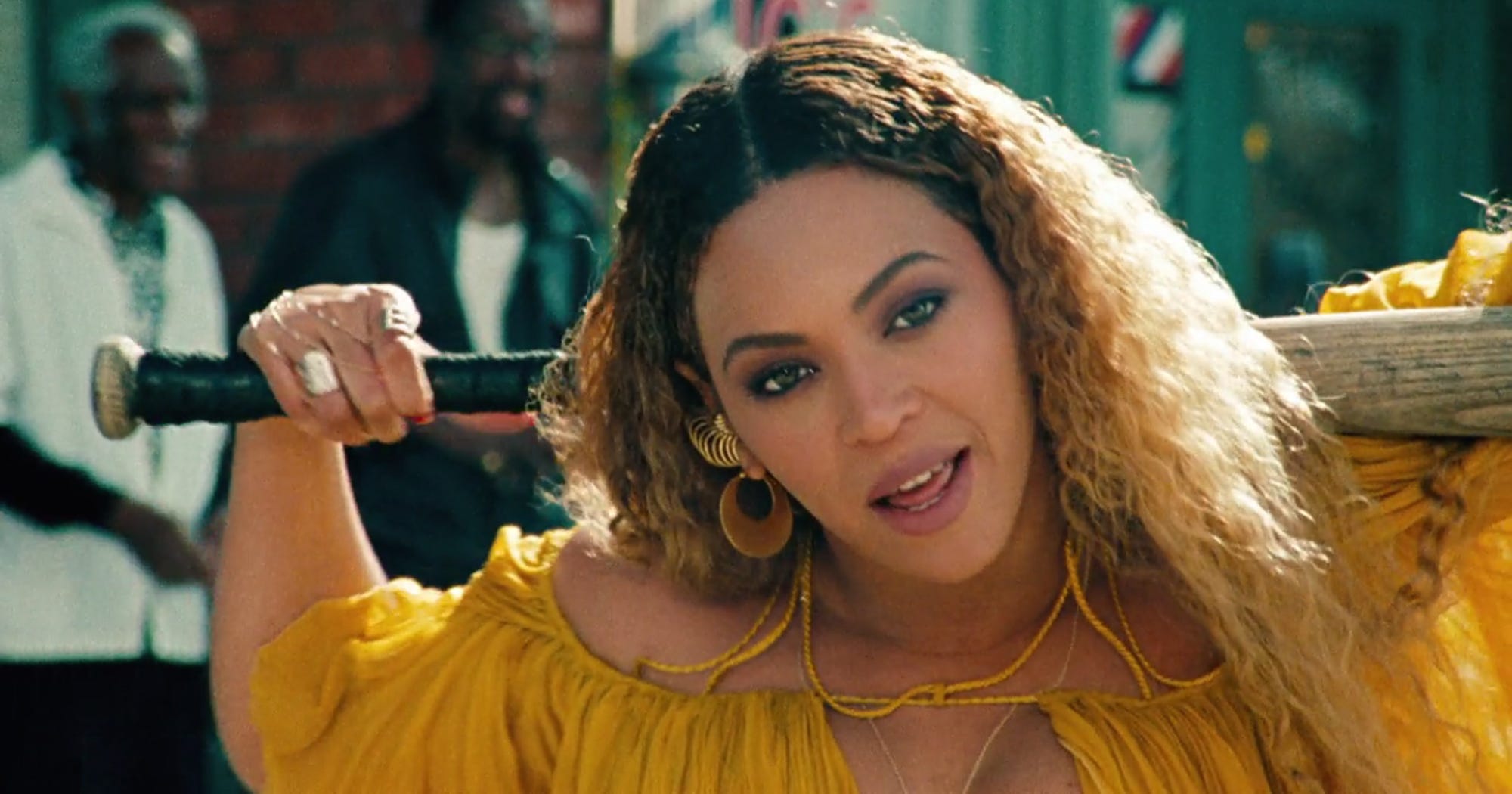 бейонсе 2016 hold up. Beyonce hold. Beyonce hold up dress. бейонсе с битой в желтом платье. Beyonce hold.